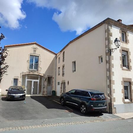 Apartamento Logis Des Chouans Les Landes-Genusson Exterior foto